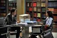 Suits – Mike (Patrick J. Adams) und Rachel (Meghan Markle) arbeiten Seite an Seite an einem Fall doch das berufliche Miteinander bringt auch private Spannungen mit sich.