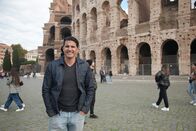 Schätze des Römischen Reichs – Darius Arya im flavischen Amphitheater, dem heutigen Kolosseum, wo er die Geschichte der Domus Aurea und der neronischen Ära erforscht. (Kredit: National Geographic/Rebecca Naunheimer)