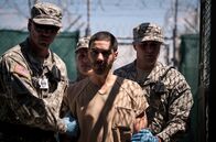 Der Mauretanier – Mohamedou Ould Slahi (Tahar Rahim) ist in der Gewalt des US-Militärs.