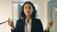 Parlament – Zeyneb (Soma Pysall) hat eine neue Imagestrategie für Konrad.