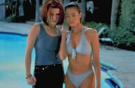 Wild Things – Die beiden Teenager Kelly (Denise Richards, r.) und Suzie (Neve Campbell, l.) scheinen Opfer einer Vergewaltigung durch ihren Lehrer geworden zu sein ...