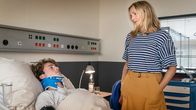 Praxis mit Meerblick – Praxis mit Meerblick – Hart am Wind Krankenbesuch: Justus Johannsen als Ben Kralmann, Tanja Wedhorn als Nora Kaminski Copyright: SRF/ARD Degeto/Boris Laewen