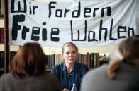 Weissensee – Robert bleibt verschwunden. Vera (Anna Loos) liest bei einer Bürgerrechtsversammlung seine Predigt vor.; hr-fernsehen WEISSENSEE (15), Einer von uns, Fernsehserie, Deutschland 2015 Uhr. Robert bleibt verschwunden. Vera (Anna Loos) liest bei einer Bürgerrechtsversammlung seine Predigt vor.