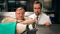 Tatort (WDR) – Ein Pinguin in der Rechtsmedizin – mit Kommissar Frank Thiel (Axel Prahl, l) und Prof. Boerne (Jan Josef Liefers, r).