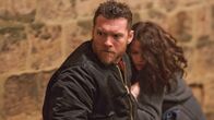 Die Stunde des Killers – Der Profikiller Stephen Lucas (Sam Worthington, l.) soll die Internatsschülerin Ella Hatto (Odeya Rush, r.) ermorden. Als es dann aber schließlich so weit ist, bringt er es nicht übers Herz abzudrücken.