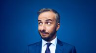 ZDF Magazin Royale – Jan Böhmermann im blauen Anzug vor blauem Hintergrund.