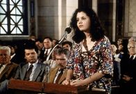Ein Engel auf Erden – Lee (Bess Meyer) hält eine ergreifende Rede, in der sie auf das traurige Schicksal der Delfine aufmerksam macht.