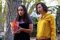 The Last Man on Earth – Finden Erica (Cleopatra Coleman, l.), Carol (Kristen Schaal, r.) und Tandy im Wald einen weiteren Überlebenden?