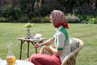 Die Windsors – Wallis Simpson, für die Edward VIII. seinen Thron aufgegeben hat, denkt in ihrem Garten in Frankreich über die gemeinsame Zukunft nach.