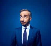 ZDF Magazin Royale – Jan Böhmermann im blauen Anzug vor blauem Hintergrund.