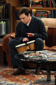 The Big Bang Theory – Als sich Sheldon (Jim Parsons) planmäßig die Haare schneiden lassen will, erfährt er zu seinem Entsetzen, dass Mr. D'Onofirio, sein Friseur, im Krankenhaus liegt. Doch niemand sonst hat Zugang zu Sheldons exakten Haarschnitt-Unterlagen. Sheldon ist dem Nervenzusammenbruch nahe ...