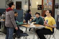 The Big Bang Theory – Eine Chaos-Gruppe: Leonard (Johnny Galecki, l.), Sheldon (Jim Parsons, r.), Rajesh (Kunal Nayyar, 2.v.l.) und Howard (Simon Helberg, 2.v.r.) ...