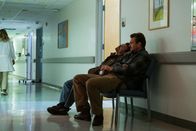 Our Friend – Erschöpft im Krankenhaus, l-r: Casey Affleck als Matt Teague, Jason Segel als Dane Faucheux