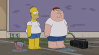 Family Guy – Um sein gestohlenes Auto wiederzufinden, überzeugt Peter (r.) Homer (l.) davon, bei einer heißen Autowäsche mitzumachen ...