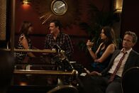 How I Met Your Mother – Im Strip-Club treffen Barney (Neil Patrick Harris, r.) und Marshall (Jason Segel, 2.v.l.) auf eine Stripperin, die aussieht wie Lily. Als Lily (Alyson Hannigan, l.) davon erfährt, weil Barney sich verplappert, will sie sich ihre Doppelgängerin sofort ansehen. Auch Robin (Cobie Smulders, 2.v.r.) kommt mit, obwohl sie von Barneys Vorliebe für Strip-Schuppen ziemlich genervt ist ...