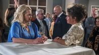 Rote Rosen – Sandra (Theresa Hübchen, l.) ist amüsiert, als Anke (Anne Brendler, r.) sie auf ihre Gefühle für Mathias anspricht.