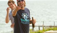Der Chaos-Dad – Todd (Andy Samberg, l.); Donny (Adam Sandler, r.)