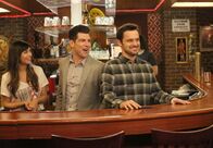 New Girl – Cece (Hannah Simone, l.), Schmidt (Max Greenfield, M.) und Nick (Jake Johnson, r.) müssen in der Bar einige wichtige Entscheidungen treffen, während Jess sich auf die Suche nach der Liebe macht ...