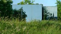 Kunst - Ob du willst oder nicht – Reflexionen von Herbert Golser: Spiegelwand in Klein Pöchlarn/NÖ.