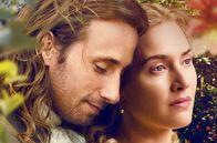Die Gärtnerin von Versailles – Die Landschaftsgärtnerin Sabine De Barra (Kate Winslet) und ihr Auftraggeber André Le Nôtre (Matthias Schoenaerts) verlieben sich ineinander.