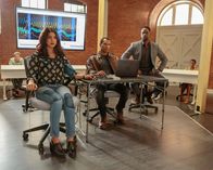 Quantico – In Langley erhalten Alex (Priyanka Chopra, l.) und Ryan, die mittlerweile ein Paar sind, ohne das Wissen des jeweils anderen vom FBI den Auftrag, sich auf der "Farm" von CIA-Agent Owen Hall (Blair Underwood, r.) zu CIA-Agenten ausbilden zu lassen ...