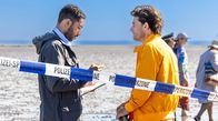 Freitag im Ersten: Mord oder Watt? – Tim (Oliver Mommsen, re.) kann nicht anders, als Dr. Müller (Benito Bause) über die Leiche auszuquetschen.