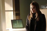 Castle – Kann Kate (Stana Katic) einen neuen Anschlag auf Alan verhindern?; Kann Kate (Stana Katic) einen neuen Anschlag auf Alan verhindern?