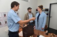 jerks. – Christian (M.) ist fassungslos, als er erfährt, dass Emily (r.) klaut und schleift sie zur Psychologin - das wird Emily auf der Beerdigung von Phelines Vater jedoch zum totalen Verhängnis ...