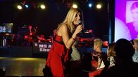 Verrückt nach Meer – Gaststar Stefanie Hertel beim Auftritt an Bord der Grand Lady.