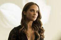 Im Rausch der Sterne – Anne Marie (Alicia Vikander) hilft Adam aus einer riesengroßen Patsche ...