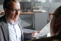 Der Rücktritt – Bringt den Bundespräsidenten Christian Wulff zu Fall: Journalist Martin Heidemanns (Thorsten Merten) ...