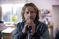So viel Zeit – Wer singt? Der Keyboarder Thomas (Richy Müller) probiert’s.