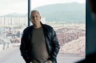 Blutholz – Hans Schüssler (Joachim Król) soll den Fall eines vermissten Managers einer Holz-Firma in den rumänischen Karpaten aufklären und gerät dabei in einen Sumpf aus Korruption, Geldgier und Umweltverbrechen.