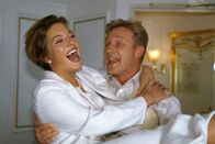Das Traumschiff – Das Traumschiff "Bali" Patricia Holm (Julia Dahmen) und ihr Freund Martin (Jörg Schüttauf) sind auf die MS DEUTSCHLAND gekommen, um das Jahr 2000 auf ganz besondere Weise einzuleiten. Sie wollen nämlich am Silvesterabend auf dem weißen Luxusliner heiraten.