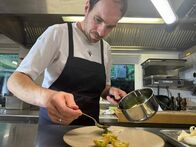 Restaurantlegenden – Klemens Gold beim anrichten eines Gerichtes in seiner Küche während den Dreharbeiten zu Servus TV