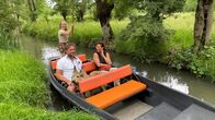 Wir werden Camper – Britta Hofmeister (r) und Andreas Werner genießen eine Bootsfahrt im Sumpfgebiet Marais Poitevin.