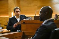 Bull – Es gelingt Bull (Michael Weatherly, l.) kaum, auch die Jury von Jules Caffreys (Isaiah Washington, r.) Unschuld zu überzeugen, zumal dieser sich selbst verteidigt und nicht auf Bulls Ratschläge hört. Doch dann gibt es eine entscheidende Wende ...