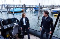 WaPo Bodensee – Julia Demmler (Wendy Güntensperger, l.) holt ihren Kollegen Jakob Frings (Max König, r.) für einen gefährlichen Einsatz ab. Sie sollen zwei Bankräuber stellen.