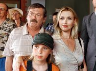 Das Traumpaar – Günther (Wolfgang Winkler, li.), seine Tochter Paula (Tina Ruland) und seine Enkelin Charlotte (Laura Borlein) werden Zeugen eines ungewöhnlichen Vorfalls...