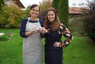 Hoagascht – Moderatorin Conny Bürgler (r.) und Tina Flassak mit deren frisch gebackenen Almnussen