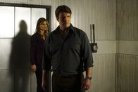 Castle – Nachdem Castle (Nathan Fillion, r.) entführt wurde, setzen Beckett (Stana Katic, l.) und das gesamte Team alles in Bewegung, um ihn lebend aus den Fängen eines Psychopaten zu befreien ...
