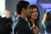 Scorpion – Während Walter (Elyes Gabel, l.) und Paige (Katharine McPhee, r.) versuchen, alle Menschen im Krankenhaus zu retten, wird Megan immer schwächer. Bekommt Walter noch eine letzte Chance, seine Schwester lebend zu sehen?