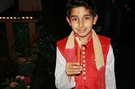 Schmecksplosion – Tanvir trägt die traditionelle Uniform zu Diwali.