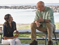 Hawaii Five-0 – Da Joe (Terry O'Quinn, r.) bei Kensi (Daniela Ruah, l.) noch etwas gut hat, bittet er sie um Hilfe ...
