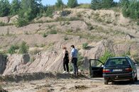 Lauchhammer - Tod in der Lausitz – Annalena Gottknecht (Odine Johne) und Maik Briegand (Misel Maticevic) an der Abbruchkante
