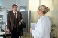 Rote Rosen – Britta (Jelena Mitschke,r.) macht Gunter (Hermann Toelcke,l.) klar, dass er seiner Gesundheit zu liebe, sein Leben ändern muss.
