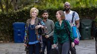 Hacks – Deborah (Jean Smart, l.) lädt Ava (Hannah Einbinder, 2.v.r.), Marcus (Carl Clemons-Hopkins, r.) und Damien (Mark Indelicato, 2.v.l.) in ihre luxuriöse Zweitvilla in Los Angeles ein – der perfekte Ort, um ihr mit Spannung erwartetes Stand-up-Special zu planen. Doch zwischen Palmen und Pool brodelt es bald nicht nur kreativ.