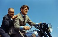 Fantomas – Neben dem Journalisten Fandor (Jean Marais, r.) rückt auch Kommissar Juve (Louis de Funès, l.) in den Fokus des Verbrechers. Nun arbeiten die beiden zusammen, um den Ganoven ein für alle Mal hinter Gitter zu bringen.