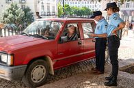 Der Lissabon-Krimi – Marcia (Vidina Popov) und Valdemar (Luís Lucas) werden von der Polizei gefilzt.