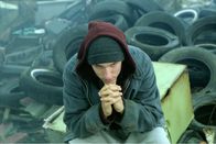 8 Mile – Der weiße Rapper Jimmy "Rabbit" Smith (Eminem) lebt in den von Kriminalität, Verfall und Arbeitslosigkeit gezeichneten Vororten Detroits und zieht seine Lebensenergie aus der Musik. Um seinem tristen Job in einer Automobilfabrik und den Wohnwagen seiner Mutter endlich hinter sich lassen zu können, träumt er davon, groß rauszukommen.